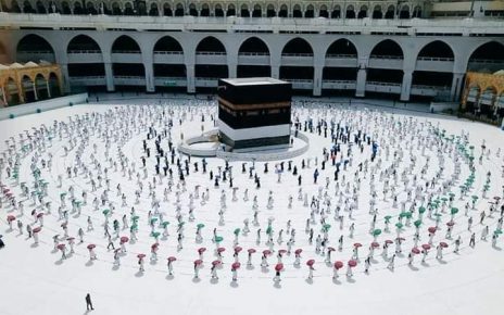 مطاف میں جسمانی فاصلے کے اسٹیکرز کی ترتیب