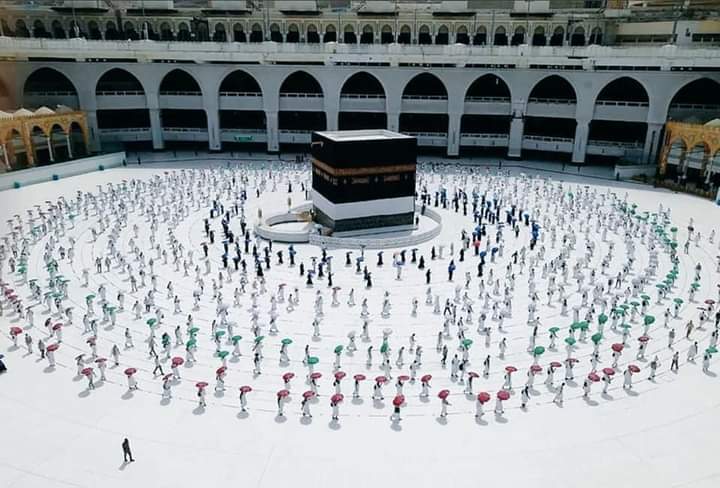 مطاف میں جسمانی فاصلے کے اسٹیکرز کی ترتیب